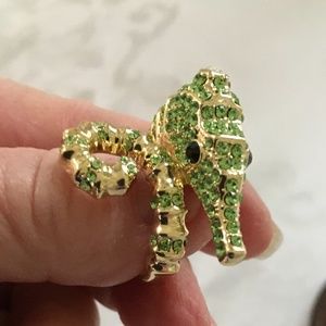 Seahorse ring w/green rhinestones in gold tone setting